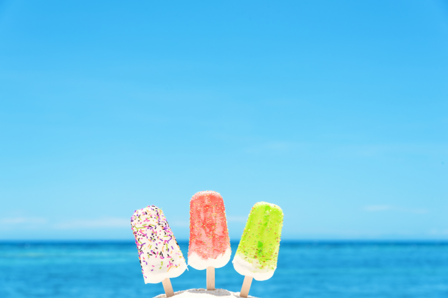 drei Eis vor einem blauen Himmel